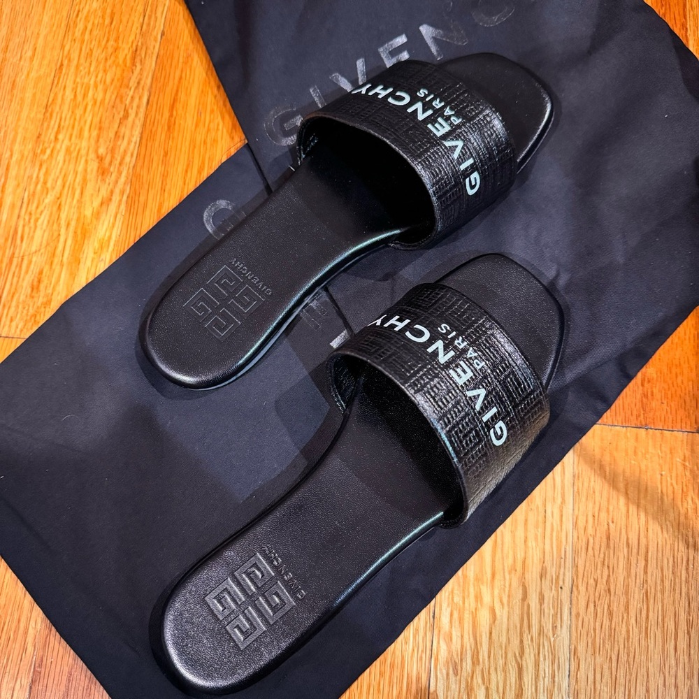 NIB Givenchy 5/35 slipper